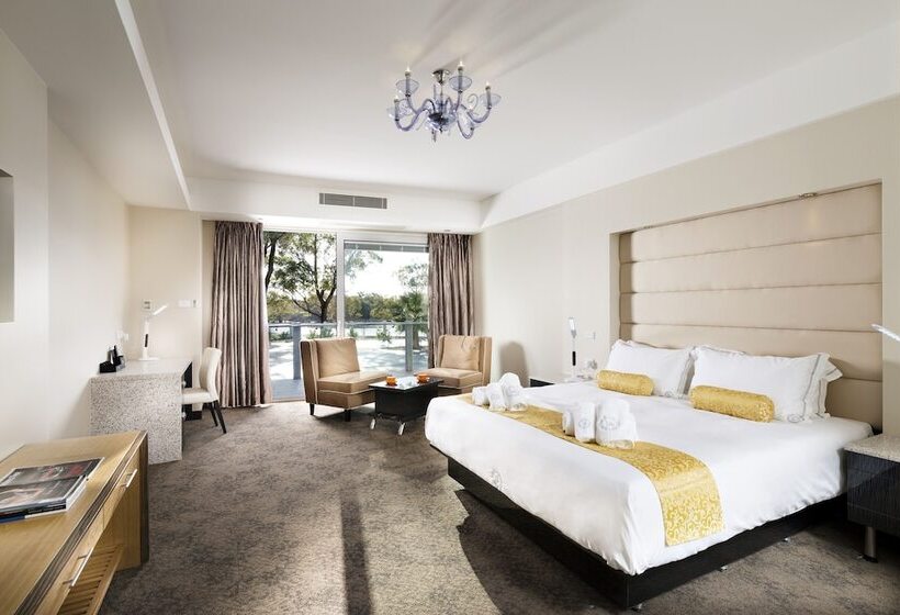 Deluxe room with river view, Swan River