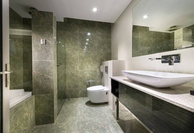 Deluxe room with river view, Swan River