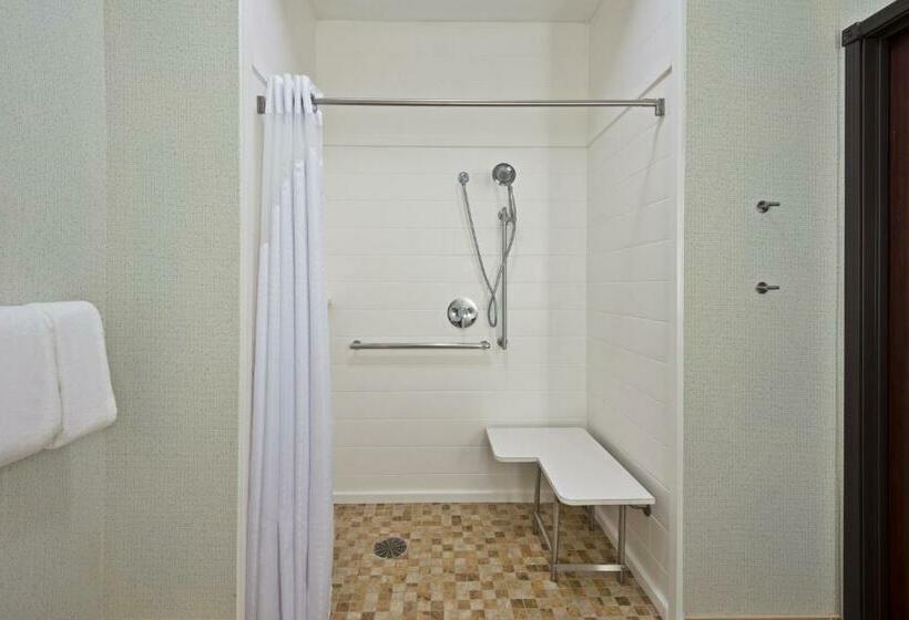 适合残疾人士使用的带超级大床的标准间, Holiday Inn Express & Suites Uniontown, An Ihg