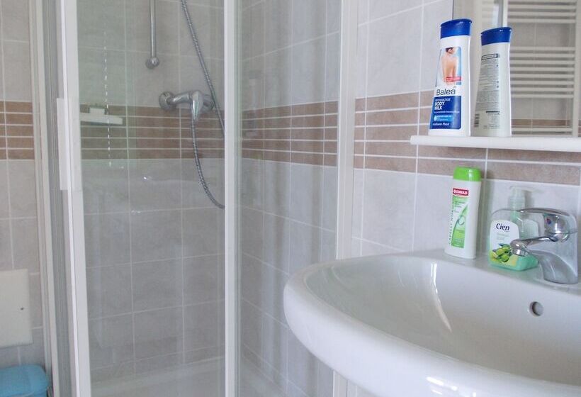 اتاق استاندارد سه نفره, Travellers Lodge Bed & Rooms