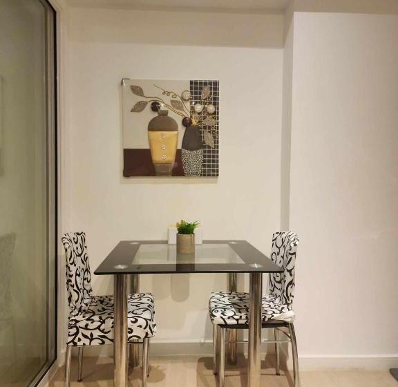 استودیوی لوکس, Azure Urban Resort Residences