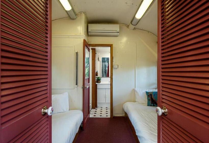 Семейный Номер, Carriageway Retreat   Unique Red Rattler Carriages And Units