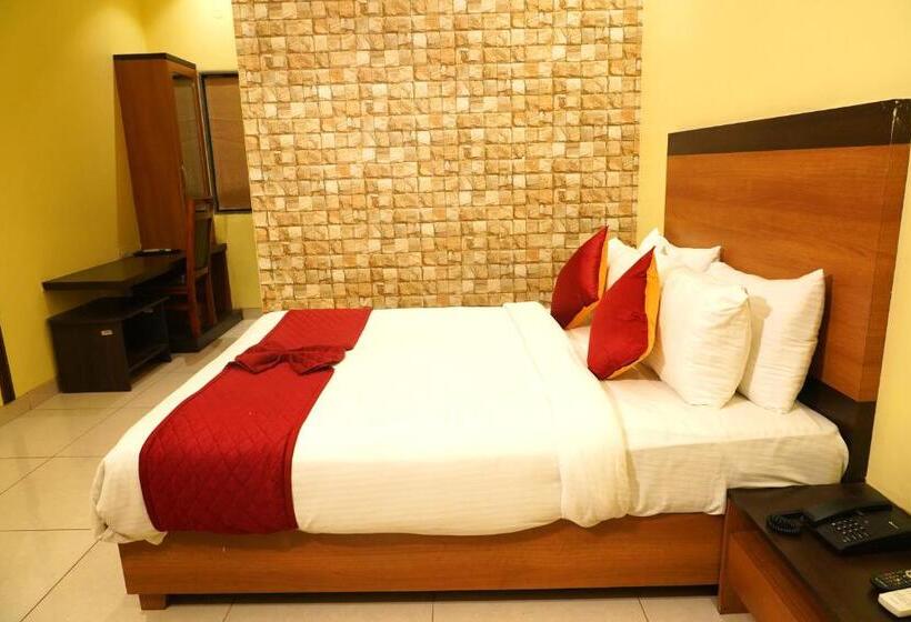 Номер Deluxe, Sri Brundavan Grand Inn