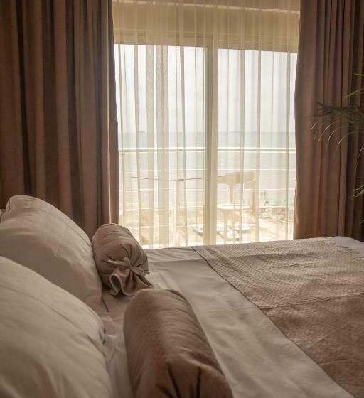 سوییت با چشمانداز دریا, Wave Beachfront Apartments
