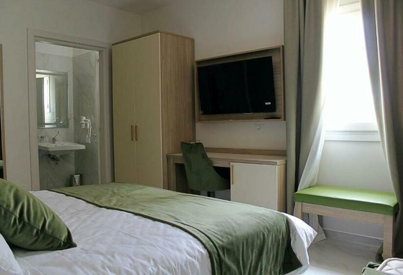 اتاق لوکس خانوادگی, Grotta Saracena Resort