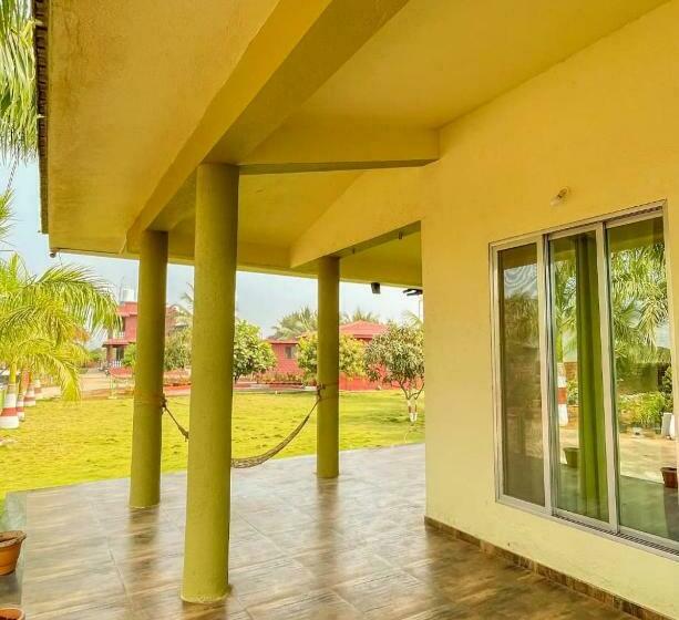 Люкс, Beach Village Resort