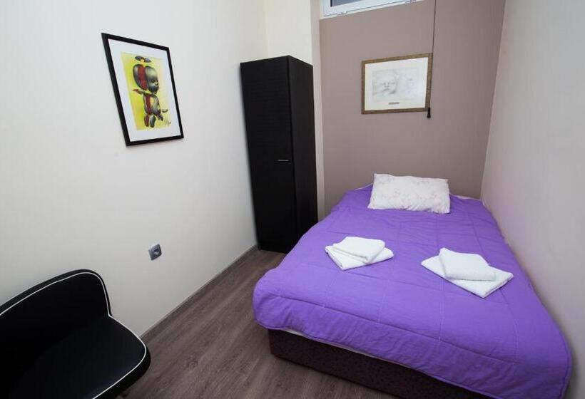 اتاق اکونومی, Art Guesthouse