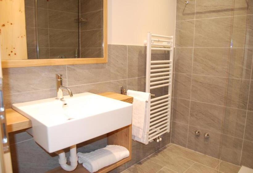 Superior room with lake view, Fontanella