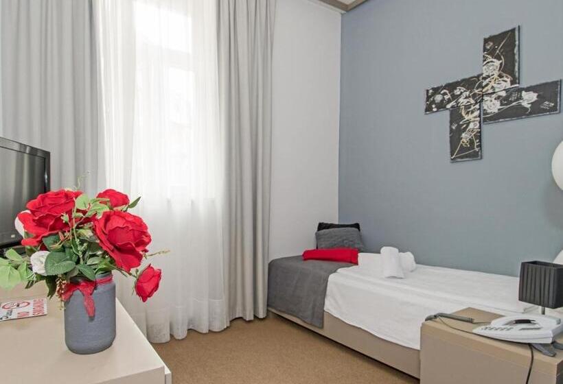 Chambre Standard Individuelle, Amfiteatar