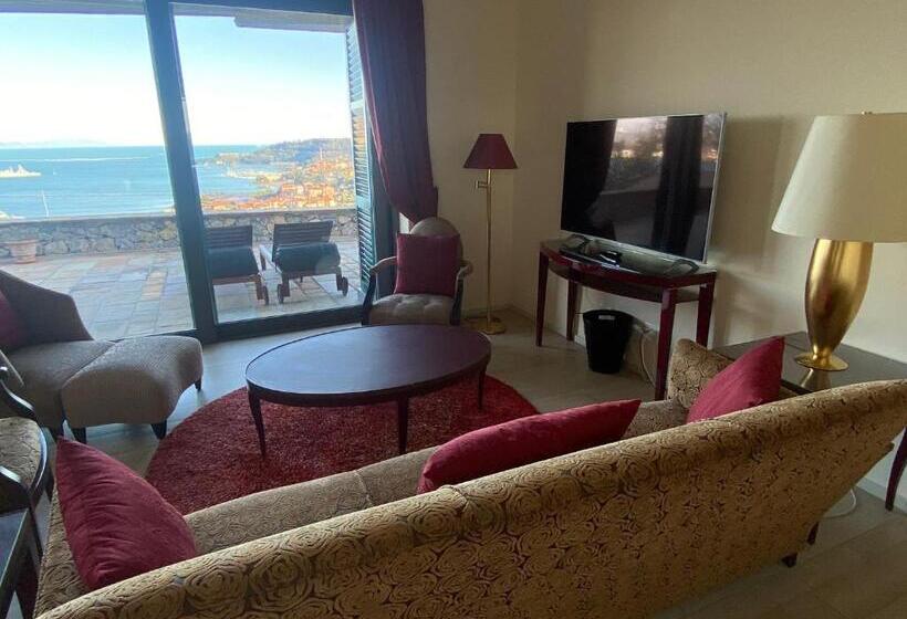 سوییت با چشم‌انداز دریا, Miramare Apartments&suites