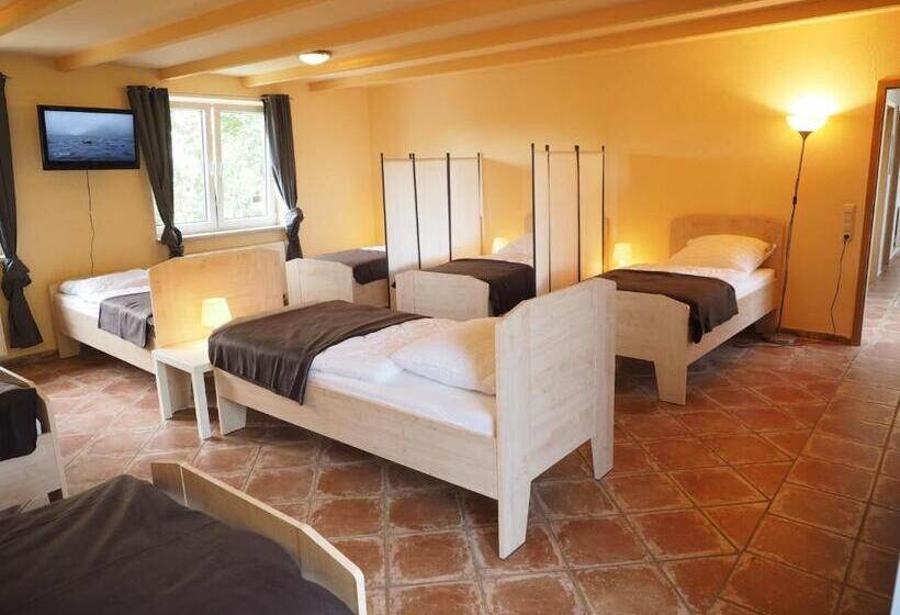 Кровать в Общей Комнате, Apart Hotel Sarstedter Hof