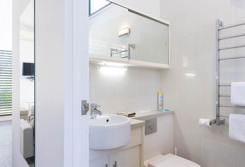 Апартаменты 1 Спальня, By The Beach B&b Self Contained Apartments