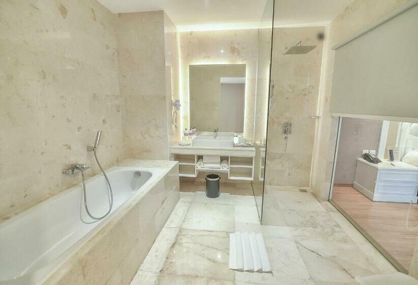 Полулюкс, Platinum Hotel & Convention Hall Balikpapan