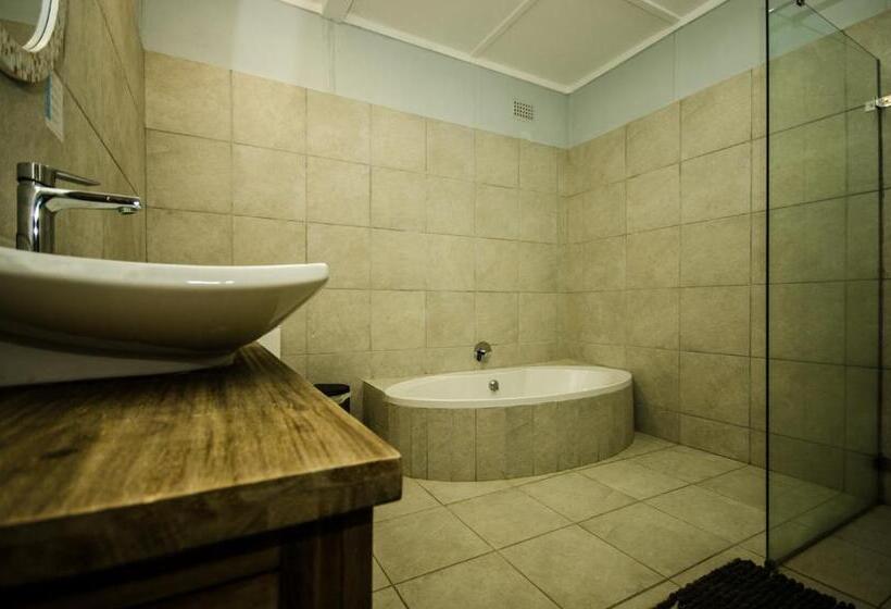Дом 4 Спальни, Reflections Guest Farm