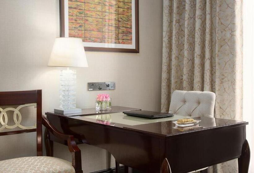 带大床的行政房间, Kempinski Al Othman Hotel Al Khobar