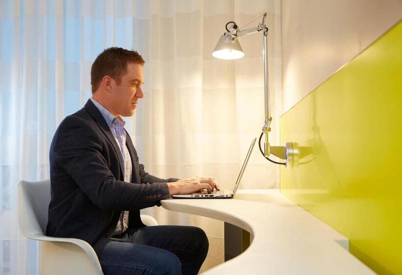 Номер Стандарт Адаптированный для Инвалидов, Holiday Inn Express Brisbane Central, An Ihg