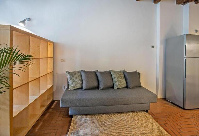 استودیوی استاندارد, La Maison
