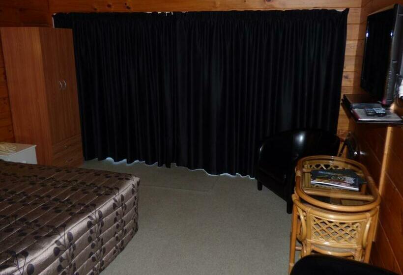 استودیوی استاندارد, Cedarwood Lakeside Motel & Conference Venue