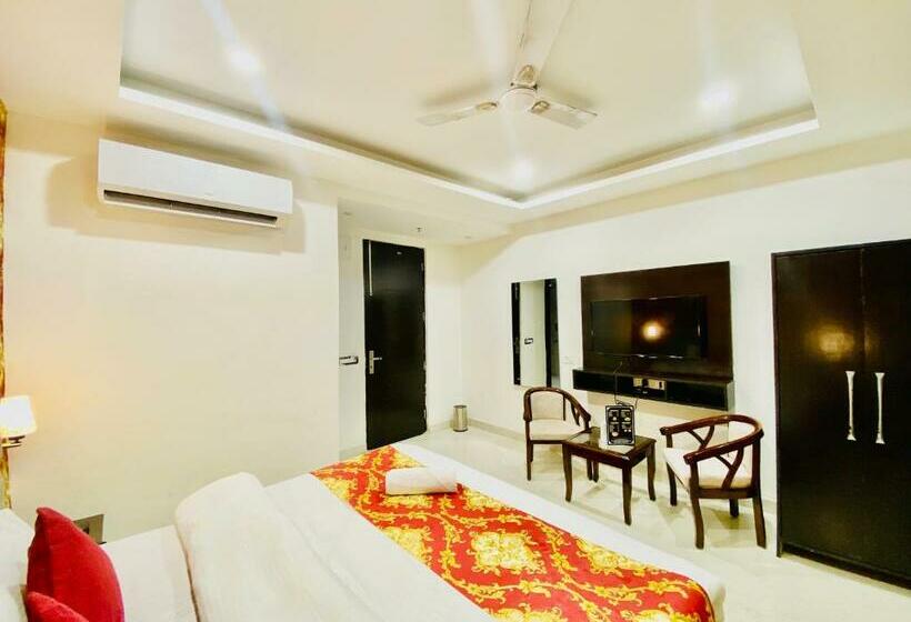Номер Deluxe, Blueberry Hotel Zirakpur A Family Hotel With Spacious And Hygenic Rooms