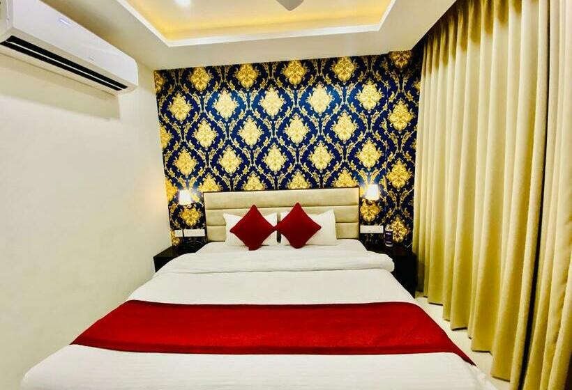 Номер Deluxe, Blueberry Hotel Zirakpur A Family Hotel With Spacious And Hygenic Rooms