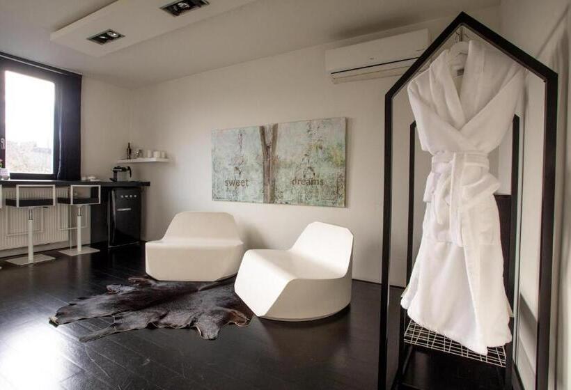 سوییت خانوادگی, B&b Suites Feek