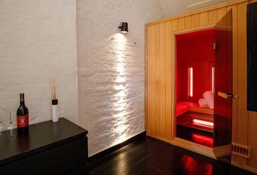 سوییت لوکس, B&b Suites Feek