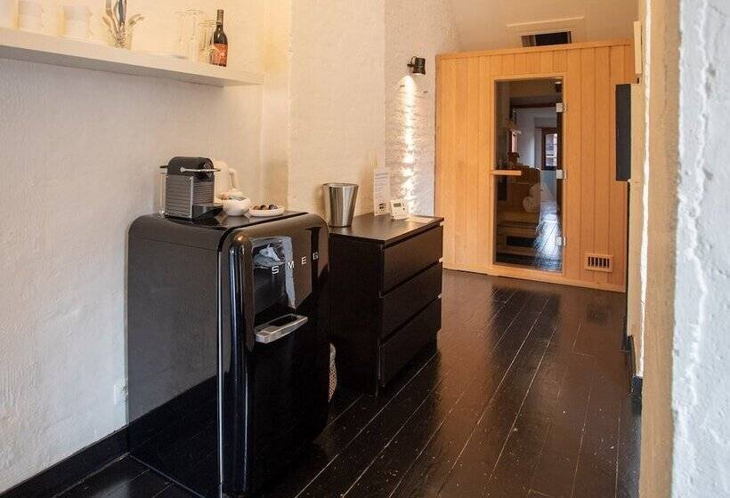 سوییت لوکس, B&b Suites Feek