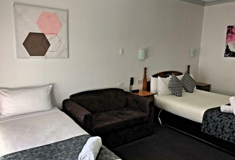 Номер Стандарт, New England Motor Inn