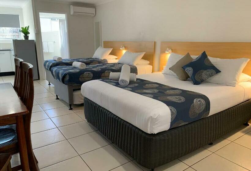 חדר משפחתי, Tin Can Bay Motel