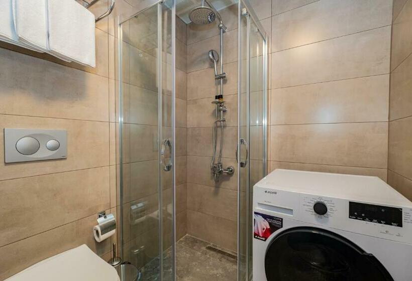 سوییت با چشم‌انداز باغ, Bd Suites