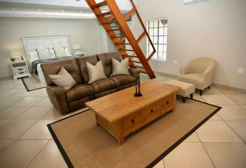 Family Suite, Decollage Estate