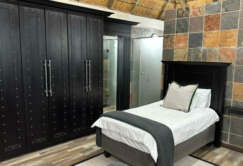 Номер Deluxe, Decollage Estate