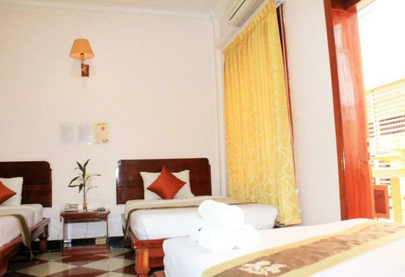 バルコニー付きスタンダードトリプルルーム, Nawin Palace Guesthouse