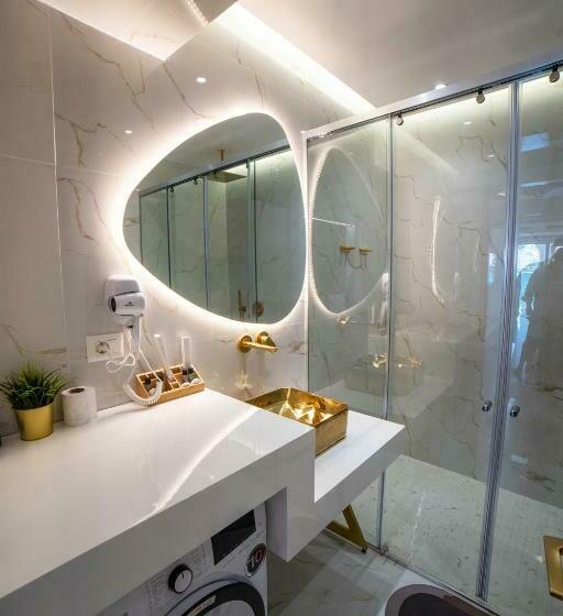 スーペリアースイート, Adam & Eve Suites