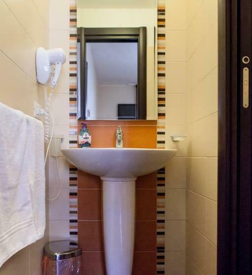 اتاق سوپریور چهار تخته, Acitrezza B&b