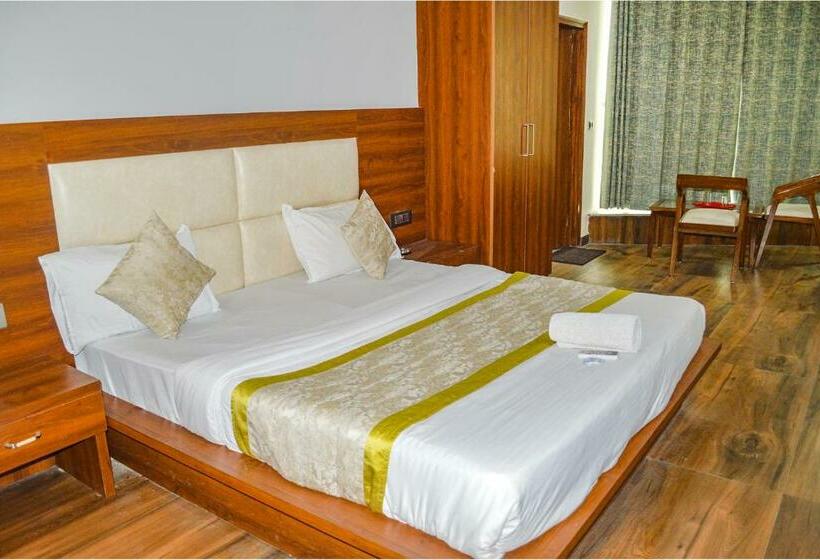 Quarto Deluxe, Fabhotel The Golf Inn