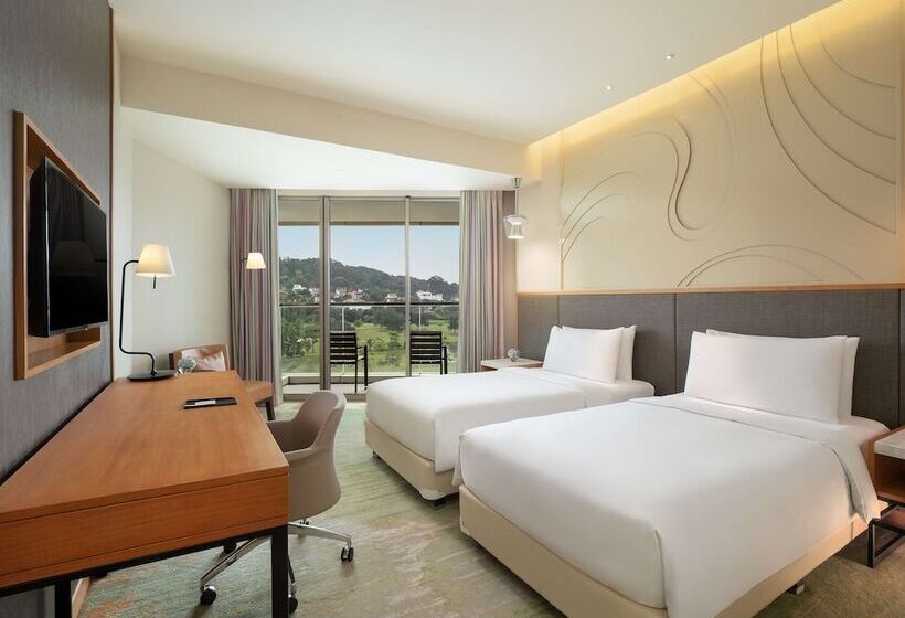 Номер Deluxe Вид на Бассейн, Radisson Golf & Convention Center Batam