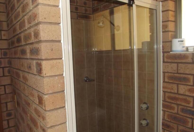 패밀리 룸, Cobar Town And Country Motor Inn