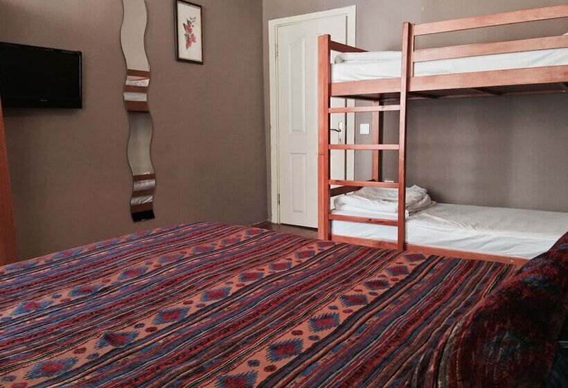 اتاق استاندارد سه تخته با سرویس بهداشتی مشترک, Nobel Hostel Guesthouse