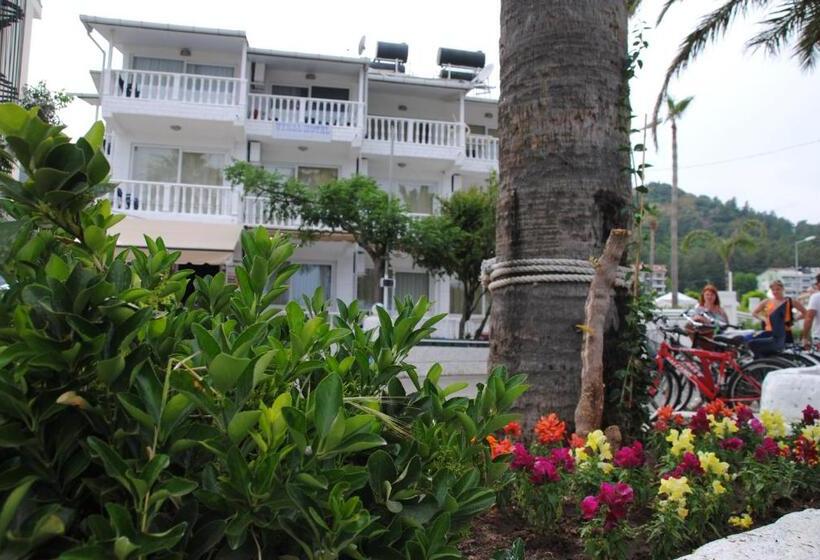 Standard Quadruple Room Sea View, Uysal Motel Beach