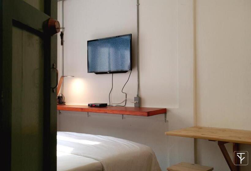 Quarto Deluxe, T Boutique Hostel   Hua Lamphong
