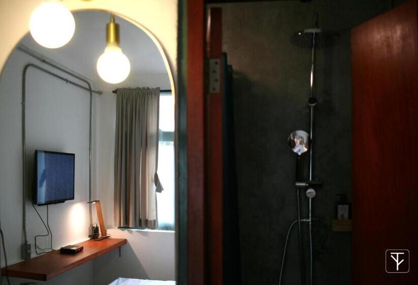 Quarto Deluxe, T Boutique Hostel   Hua Lamphong