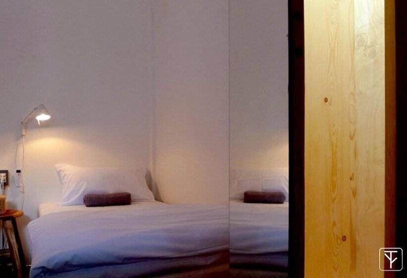 Quarto Estandar Banheiro Compartilhado, T Boutique Hostel   Hua Lamphong