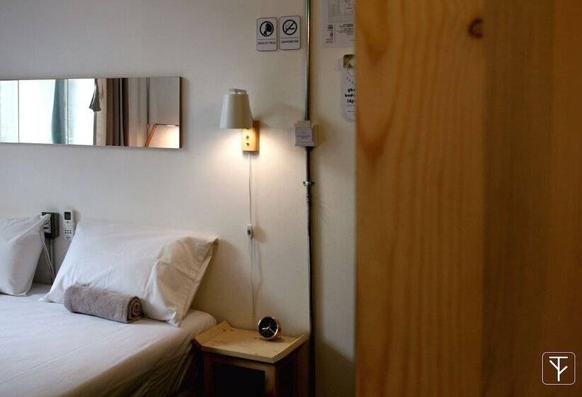Quarto Deluxe, T Boutique Hostel   Hua Lamphong