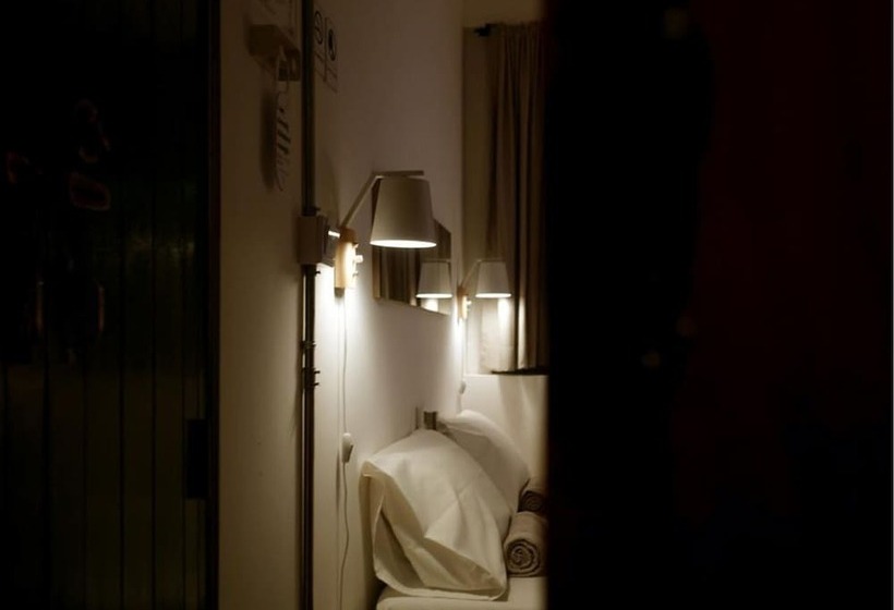 Quarto Deluxe, T Boutique Hostel   Hua Lamphong