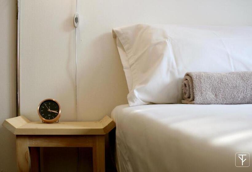 Quarto Deluxe, T Boutique Hostel   Hua Lamphong