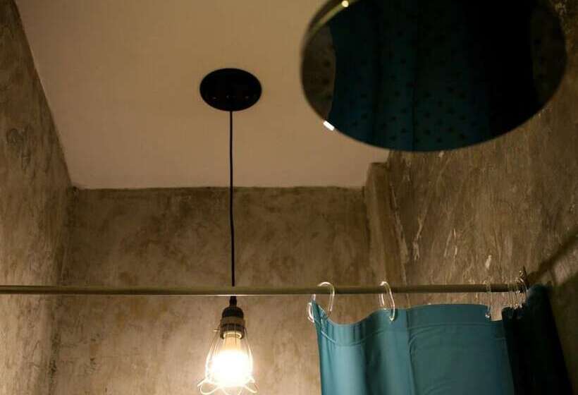 Quarto Deluxe, T Boutique Hostel   Hua Lamphong