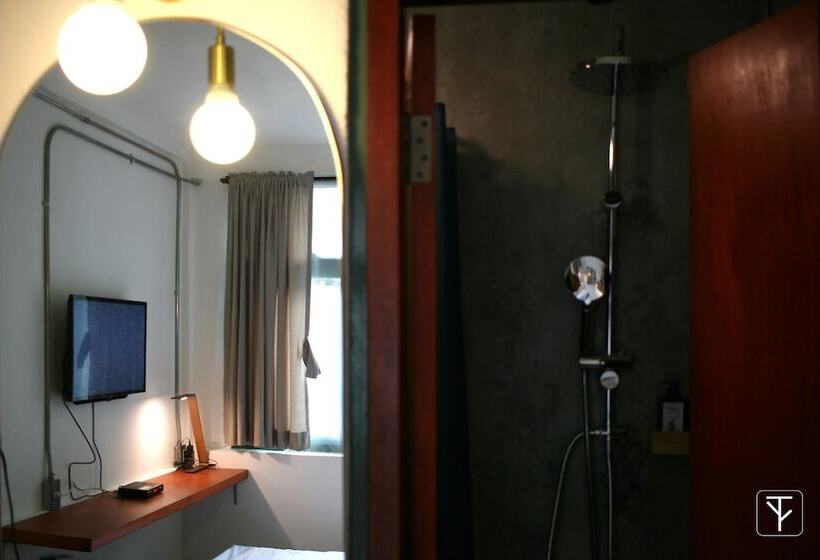 Quarto Deluxe, T Boutique Hostel   Hua Lamphong