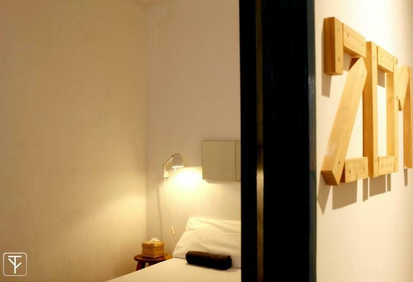 Quarto Estandar Banheiro Compartilhado, T Boutique Hostel   Hua Lamphong