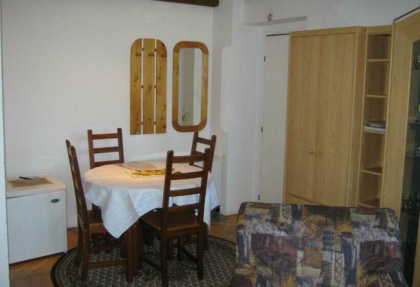 جناح, Privat Apartma Ulrych